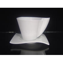 Taza de café de porcelana con platillo cuadrado